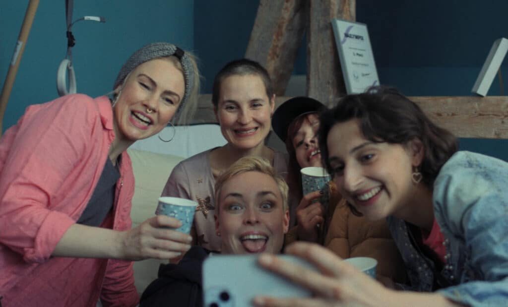 5 Menschen machen ein Selfie